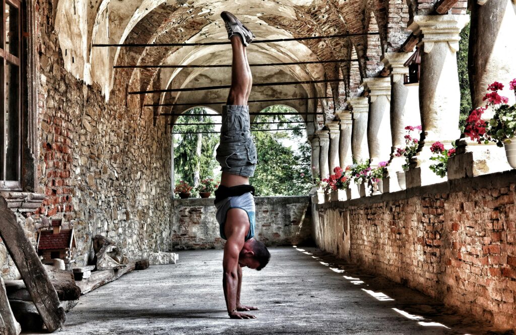 hombre haciendo un ejercicio de calistenia para principiantes, el handstand